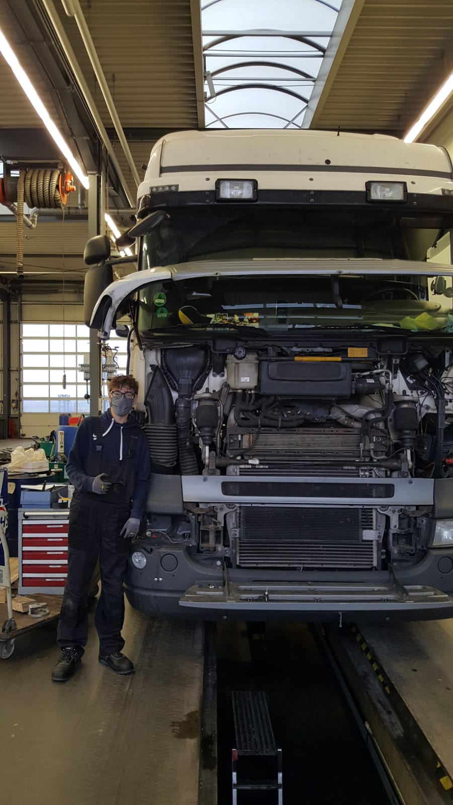 Daniel in der Autowerkstatt